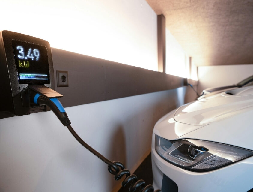 Governo de SP sanciona lei de carregadores para carros elétricos em condomínios e faz previsão para futuros empreendimentos