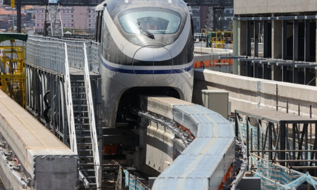 Trem chega à estação Morumbi pela primeira vez rumo à abertura da Linha 17-Ouro