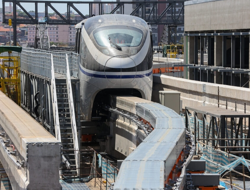 Trem chega à estação Morumbi pela primeira vez rumo à abertura da Linha 17-Ouro