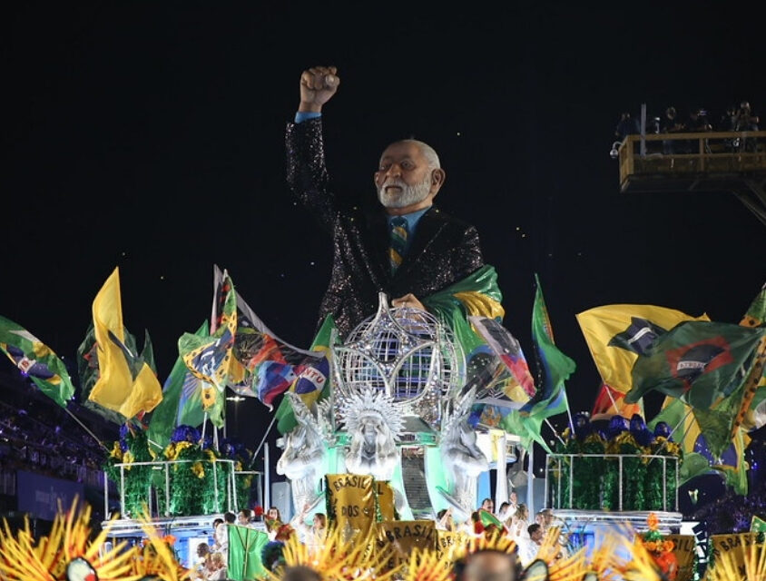 Lula é homenageado na Sapucaí em ano eleitoral e levanta questionamentos sobre possível promoção antecipada