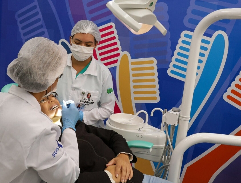 Prefeitura de São Paulo entrega mais de 518 mil próteses dentárias e amplia acesso à saúde bucal