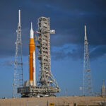 O foguete Artemis II da NASA chega à plataforma de lançamento 39B