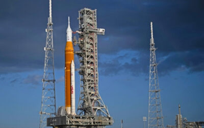 O foguete Artemis II da NASA chega à plataforma de lançamento 39B