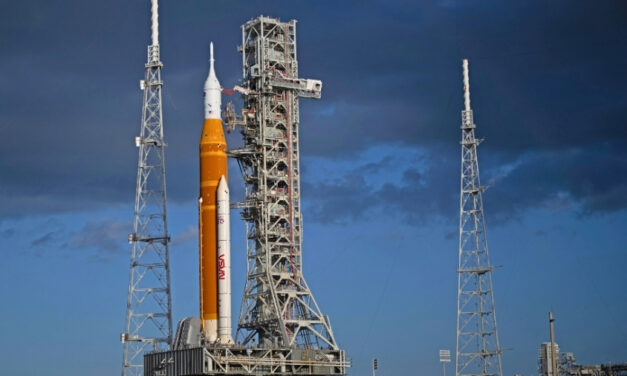 O foguete Artemis II da NASA chega à plataforma de lançamento 39B