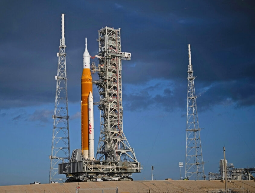 O foguete Artemis II da NASA chega à plataforma de lançamento 39B