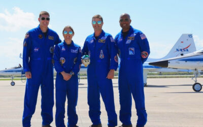 Tripulação da Artemis II chega ao local de lançamento e apresenta o mascote lunar