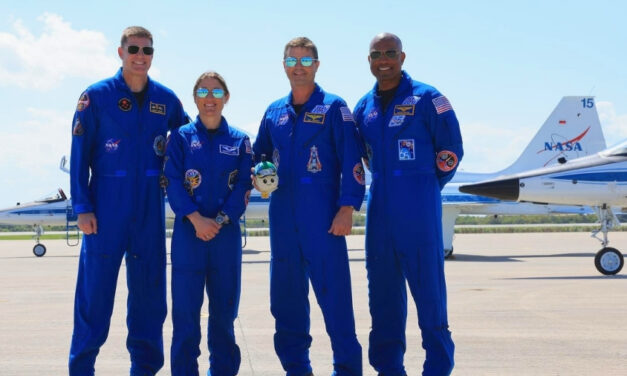 Tripulação da Artemis II chega ao local de lançamento e apresenta o mascote lunar