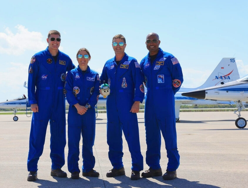 Tripulação da Artemis II chega ao local de lançamento e apresenta o mascote lunar