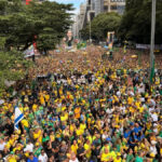Flávio Bolsonaro participa de manifestação na Avenida Paulista e projeta a volta do pai em 2027