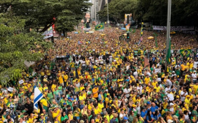 Flávio Bolsonaro participa de manifestação na Avenida Paulista e projeta a volta do pai em 2027