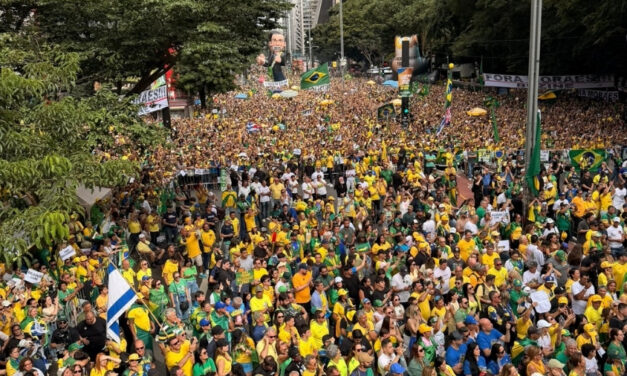 Flávio Bolsonaro participa de manifestação na Avenida Paulista e projeta a volta do pai em 2027