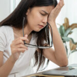 O “apagão” da visão: por que a privação de sono do brasileiro está prejudicando a saúde ocular