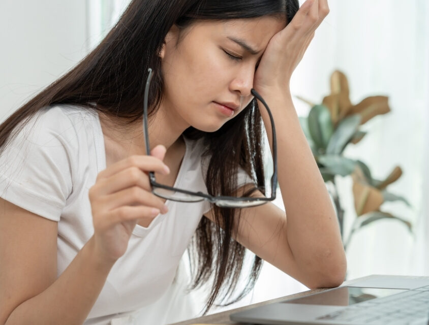 O “apagão” da visão: por que a privação de sono do brasileiro está prejudicando a saúde ocular