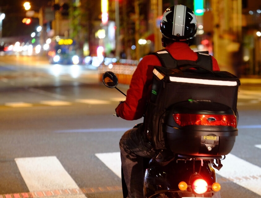 Motociclistas profissionais de SP têm 2 anos para fazer curso obrigatório sem risco de multa