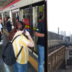 Metrô de SP operou com lentidão devido a passageiros na vias