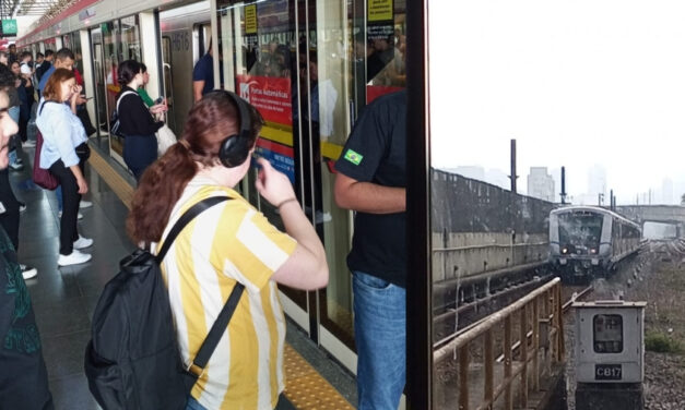 Metrô de SP operou com lentidão devido a passageiros na vias