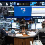 A NASA dá as boas-vindas aos astronautas da missão Artemis II que retornaram à Terra após baterem recordes de missões lunares