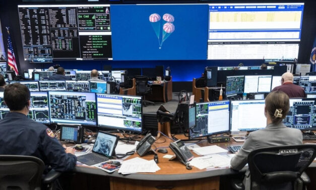 A NASA dá as boas-vindas aos astronautas da missão Artemis II que retornaram à Terra após baterem recordes de missões lunares