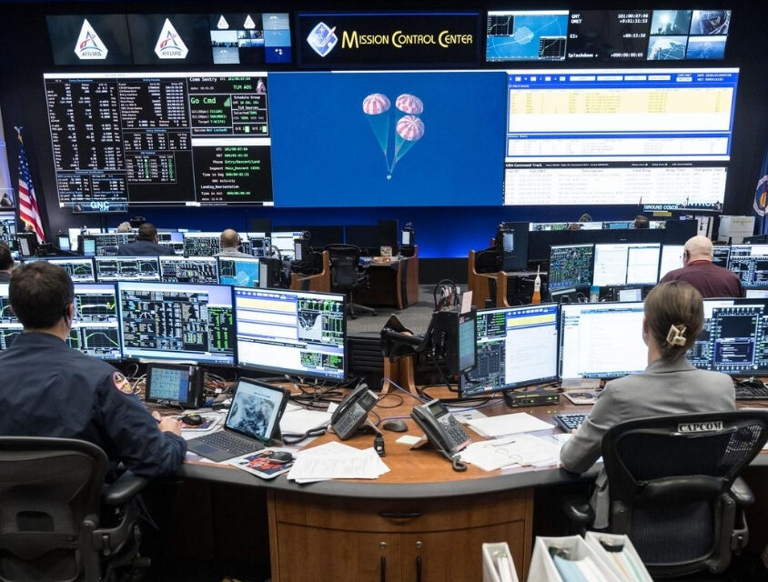 A NASA dá as boas-vindas aos astronautas da missão Artemis II que retornaram à Terra após baterem recordes de missões lunares