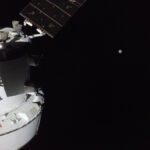 Artemis II: tripulação testa trajes espaciais e se prepara para sobrevoo lunar no 5º dia da viagem à Lua