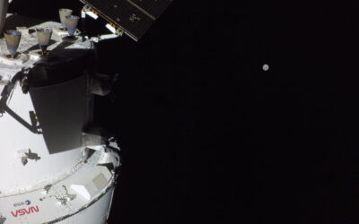 Artemis II: tripulação testa trajes espaciais e se prepara para sobrevoo lunar no 5º dia da viagem à Lua