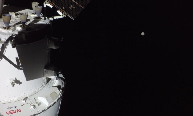 Artemis II: tripulação testa trajes espaciais e se prepara para sobrevoo lunar no 5º dia da viagem à Lua