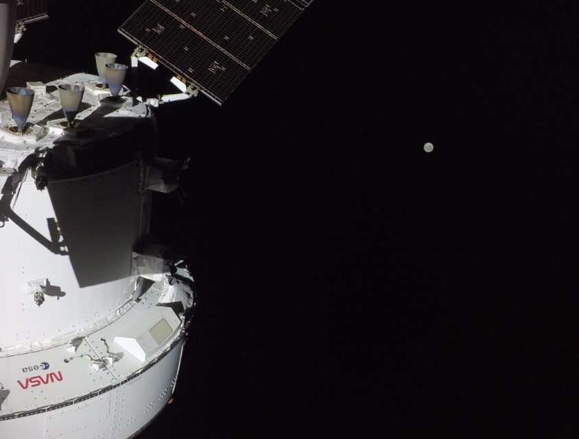 Artemis II: tripulação testa trajes espaciais e se prepara para sobrevoo lunar no 5º dia da viagem à Lua