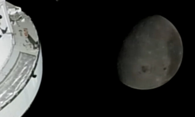 Sexto dia de voo da Artemis II: tripulação pronta para sobrevoo lunar