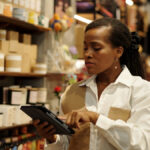 Eleições devem impactar consumo em 2026, e 40% dos brasileiros já planejam cortar gastos, diz pesquisa