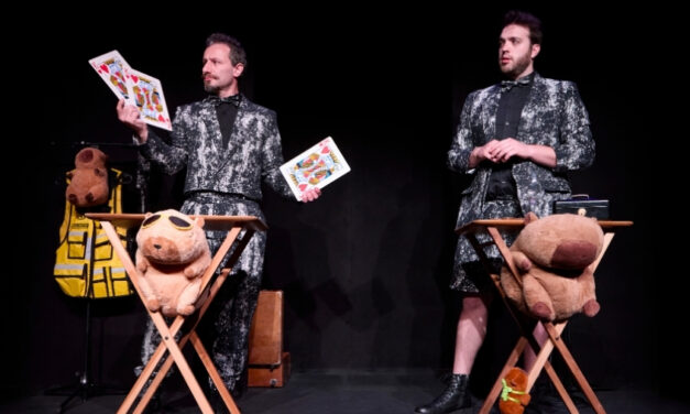 Trapaça Honesta: espetáculo de mágica interativo com sessões esgotadas segue em cartaz no Cultura Artística em São Paulo