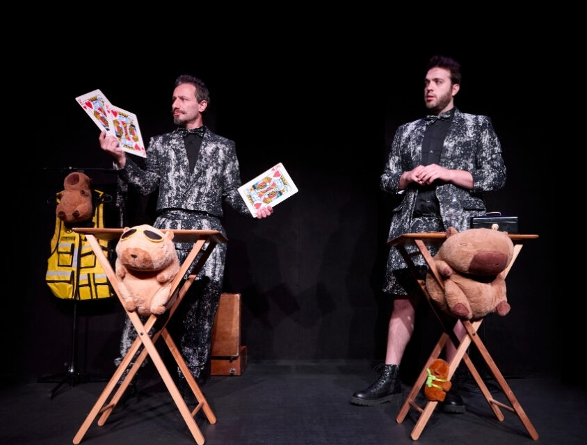 Trapaça Honesta: espetáculo de mágica interativo com sessões esgotadas segue em cartaz no Cultura Artística em São Paulo