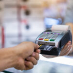 Emprestar o nome pode virar dívida: 6 em cada 10 brasileiros já assumiram risco por terceiros, diz Serasa