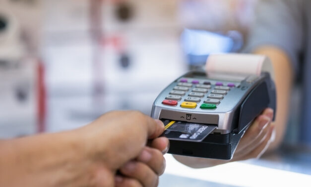 Emprestar o nome pode virar dívida: 6 em cada 10 brasileiros já assumiram risco por terceiros, diz Serasa