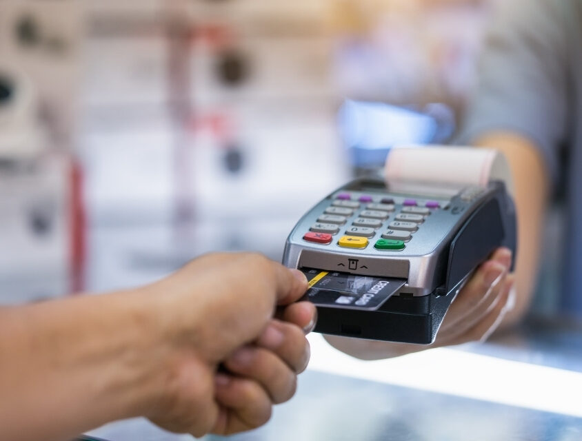 Emprestar o nome pode virar dívida: 6 em cada 10 brasileiros já assumiram risco por terceiros, diz Serasa