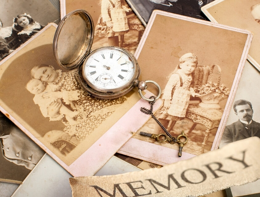 Memória não é um registro fiel: estudo revela como o cérebro reconstrói o passado