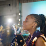 Cantar faz bem: hábito simples pode melhorar humor, respiração e até a imunidade