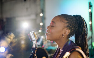 Cantar faz bem: hábito simples pode melhorar humor, respiração e até a imunidade