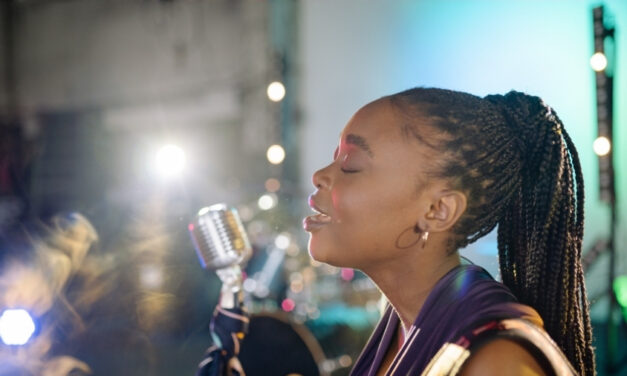 Cantar faz bem: hábito simples pode melhorar humor, respiração e até a imunidade