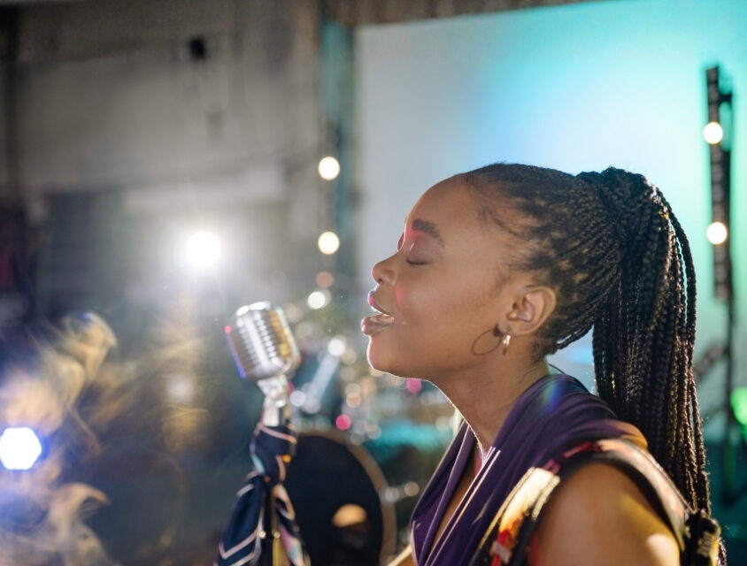 Cantar faz bem: hábito simples pode melhorar humor, respiração e até a imunidade