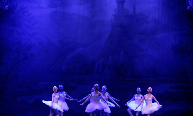 Ballet Clássico de São Petersburgo em “O Lago dos Cisnes”: a pureza do método russo no Teatro Liberdade