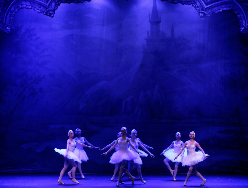 Ballet Clássico de São Petersburgo em “O Lago dos Cisnes”: a pureza do método russo no Teatro Liberdade