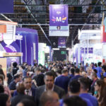 Bett Brasil 2026: Relatório da OCDE e IA generativa dominam debates sobre o futuro da educação