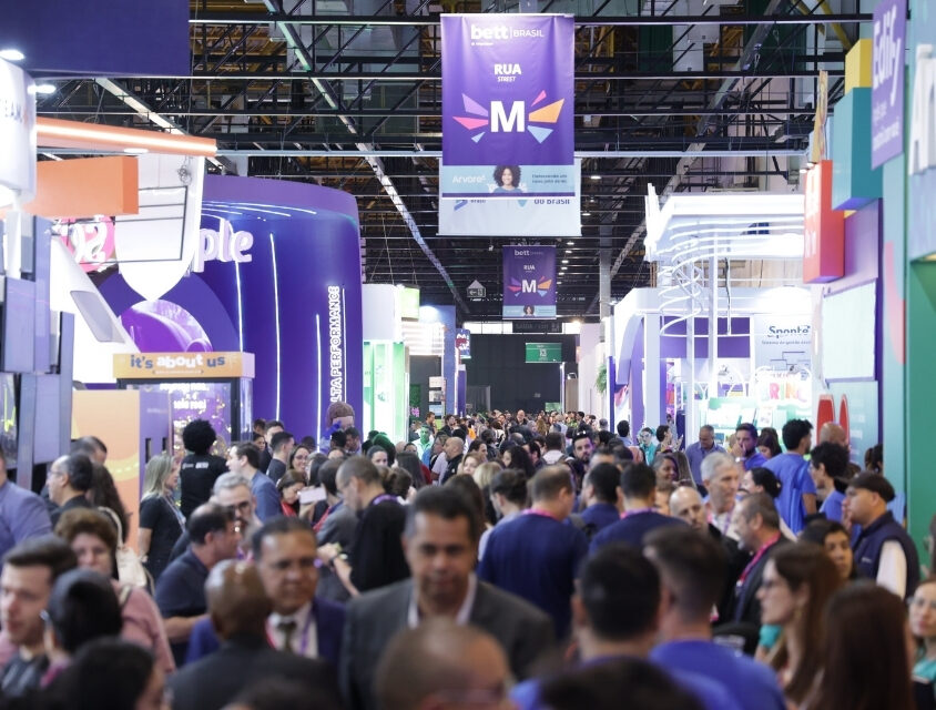 Bett Brasil 2026: Relatório da OCDE e IA generativa dominam debates sobre o futuro da educação