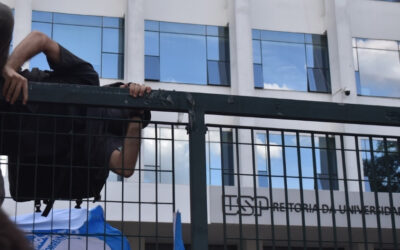 Estudantes ocupam Reitoria da USP após 22 dias de greve; movimento cobra permanência estudantil