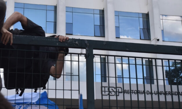 Estudantes ocupam Reitoria da USP após 22 dias de greve; movimento cobra permanência estudantil