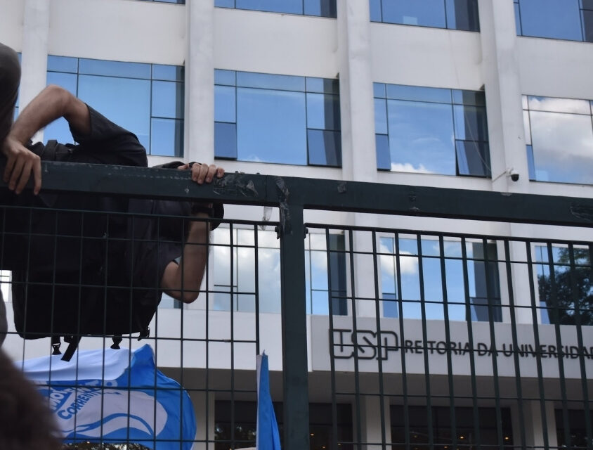 Estudantes ocupam Reitoria da USP após 22 dias de greve; movimento cobra permanência estudantil