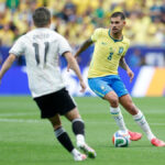 Bruno Guimarães iguala recorde de assistências em uma única edição de Copa do Mundo neste século