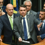 Flávio Bolsonaro usa operação contra Jaques Wagner para fustigar adversários: “PT da Bahia foi implodido”