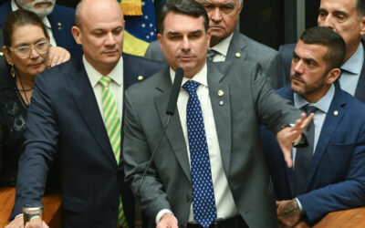 Flávio Bolsonaro usa operação contra Jaques Wagner para fustigar adversários: “PT da Bahia foi implodido”
