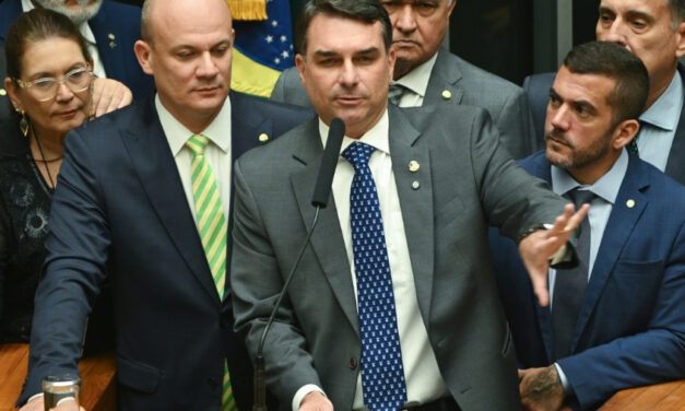Flávio Bolsonaro usa operação contra Jaques Wagner para fustigar adversários: “PT da Bahia foi implodido”